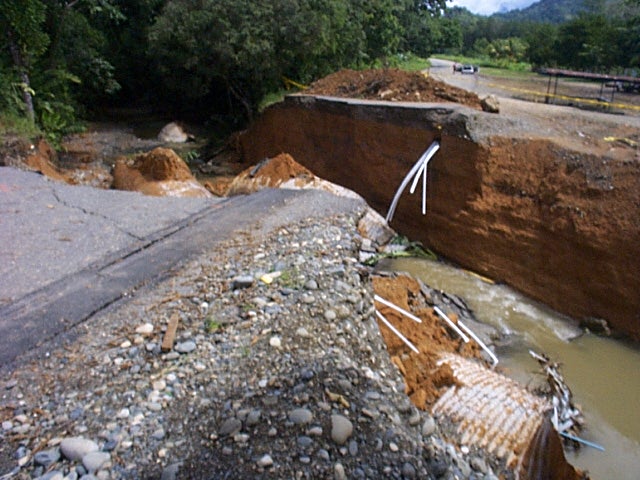 Unterbrochene Fahrt 06.07.2003.jpg - lateinamerika, sintflutartige regenfälle und überschwemmungen unterbrechen verkehrswege